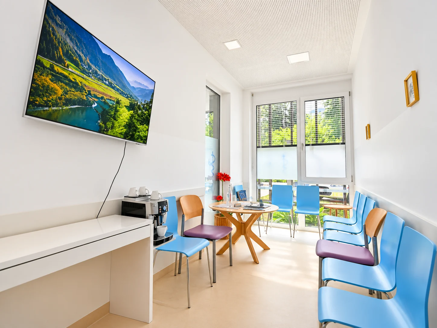 Heller, moderner Wartebereich mit Kaffeestation