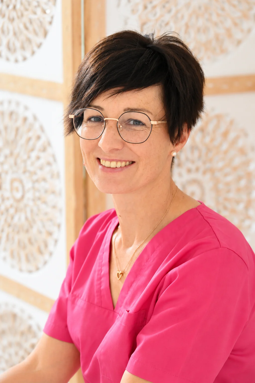 Freundliches Porträt in pinken Kasacks